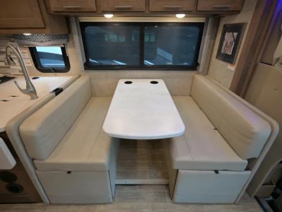 2021 Thor Motor Coach OMNI — photo 9 view