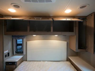 2021 Thor Motor Coach OMNI — photo 31 view