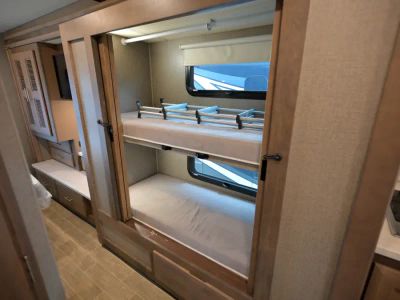 2021 Thor Motor Coach OMNI — photo 16 view