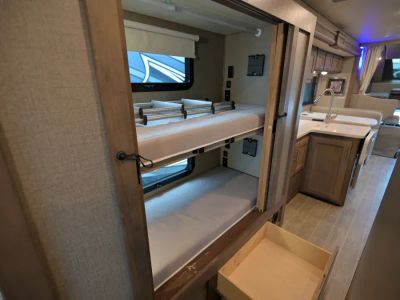 2021 Thor Motor Coach OMNI — photo 17 view