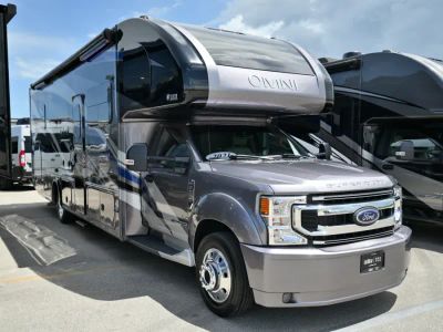 2021 Thor Motor Coach OMNI — front three-quarter view