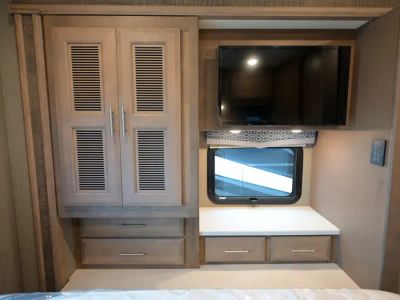 2021 Thor Motor Coach OMNI — photo 35 view
