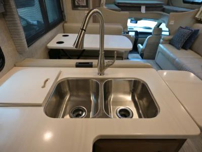 2021 Thor Motor Coach OMNI — photo 13 view