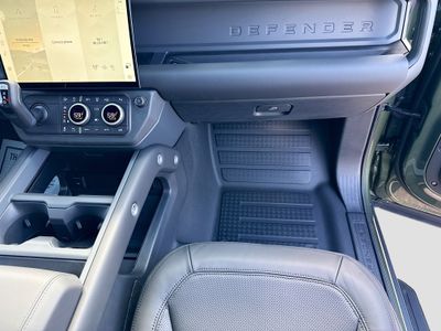 2026 Land Rover Defender 110 - Photo 18