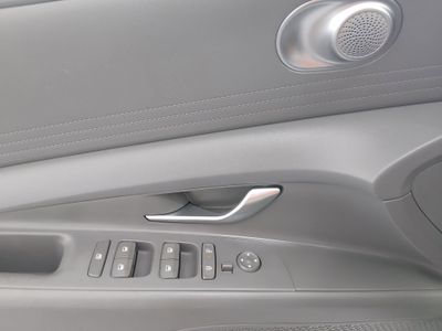 2024 Hyundai Elantra — photo 16 view