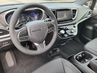 2026 Chrysler Pacifica - Photo 2