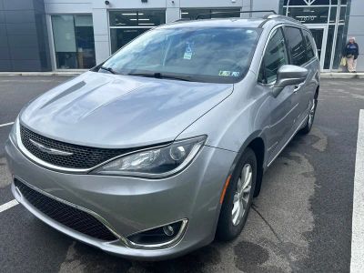 2019 Chrysler Pacifica — rear three-quarter view