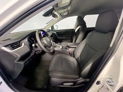 2025 Toyota RAV4 - Photo 12