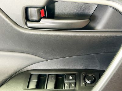 2025 Toyota RAV4 - Photo 14