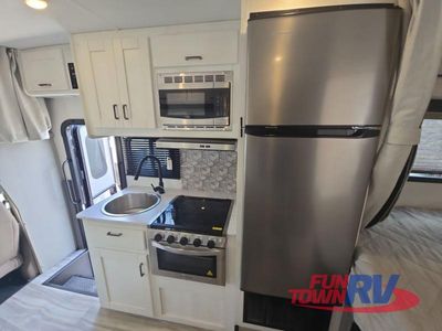 2025 Gulf Stream RV Yellowstone - Photo 19