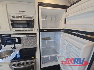 2025 Gulf Stream RV Yellowstone - Photo 24