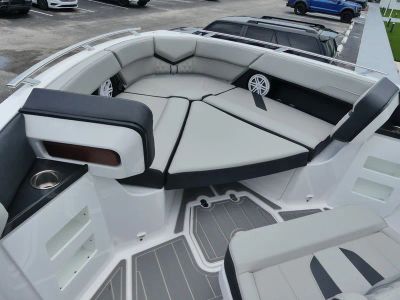 2027 Monterey Elite 30 OB — photo 15 view