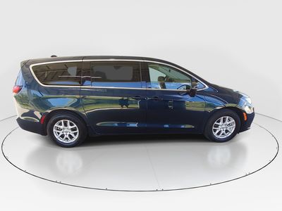 2023 Chrysler Pacifica — photo 8 view