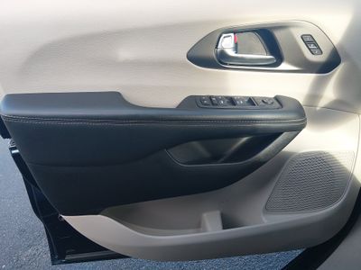 2023 Chrysler Pacifica — photo 19 view