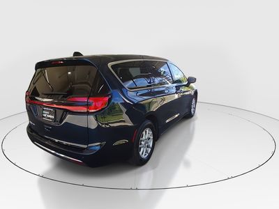 2023 Chrysler Pacifica — photo 7 view