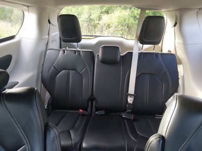 2023 Chrysler Pacifica — photo 17 view