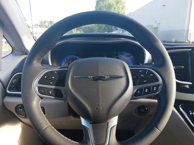 2023 Chrysler Pacifica — photo 12 view