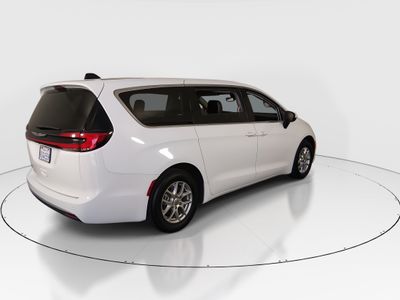 2023 Chrysler Pacifica — photo 7 view