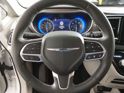 2023 Chrysler Pacifica — photo 12 view