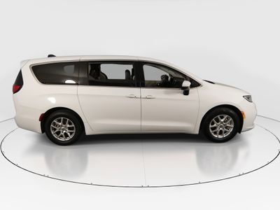 2023 Chrysler Pacifica — photo 8 view