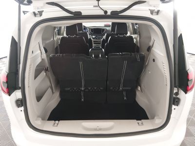 2023 Chrysler Pacifica — photo 11 view