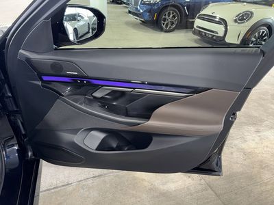 2025 BMW i5 - Photo 9
