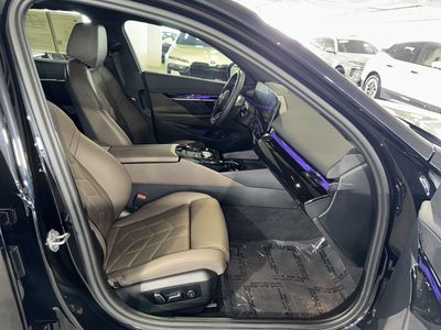 2025 BMW i5 - Photo 10