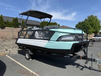 2026 Sea-Doo Switch Cruise™ 21 - 300 hp - Tech Painted — front three-quarter view