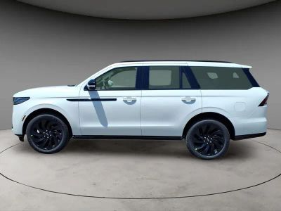 2026 Lincoln Navigator — side profile view