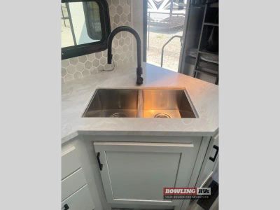 2024 White Hawk 29BH — photo 18 view