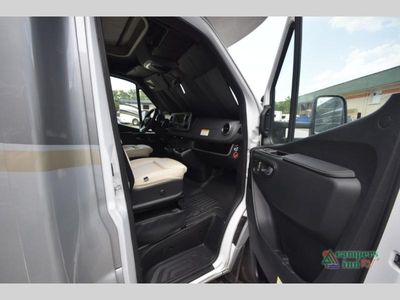 2025 Winnebago Navion - Photo 7