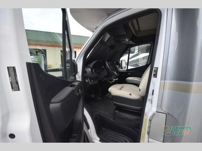 2025 Winnebago Navion - Photo 8