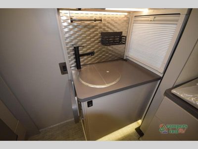 2025 Winnebago Navion - Photo 31