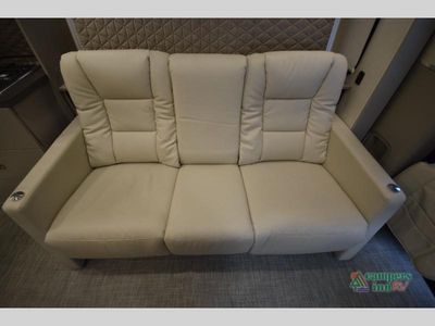 2025 Winnebago Navion - Photo 38