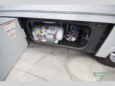 2025 Winnebago Navion - Photo 15