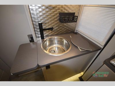 2025 Winnebago Navion - Photo 32