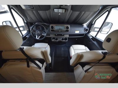 2025 Winnebago Navion - Photo 18
