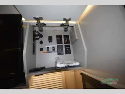 2025 Winnebago Navion - Photo 24