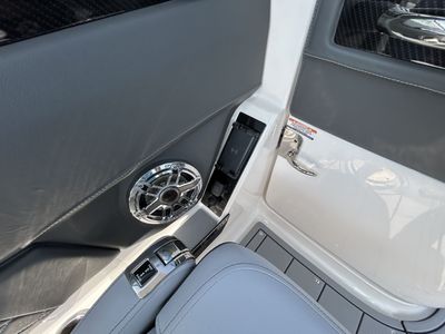2025 Chaparral 2870 SSX - Photo 19