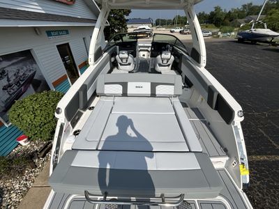 2025 Chaparral 2870 SSX - Photo 9