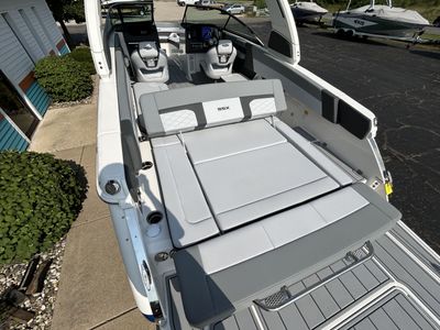 2025 Chaparral 2870 SSX - Photo 10