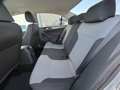 2017 Volkswagen Jetta — photo 12 view