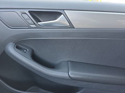 2017 Volkswagen Jetta — photo 10 view