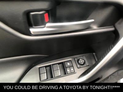 2025 Toyota RAV4 XLE - Photo 17