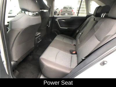 2025 Toyota RAV4 XLE - Photo 14