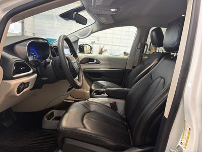 2024 Chrysler Pacifica — photo 9 view