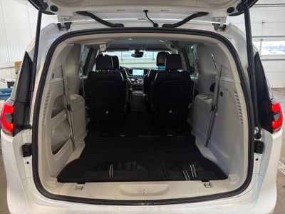 2024 Chrysler Pacifica — photo 17 view
