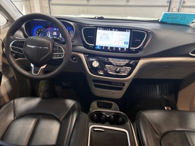 2024 Chrysler Pacifica — photo 12 view