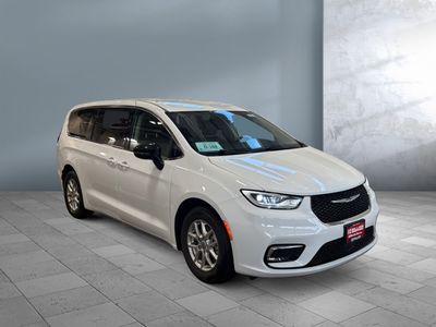 2024 Chrysler Pacifica — photo 8 view
