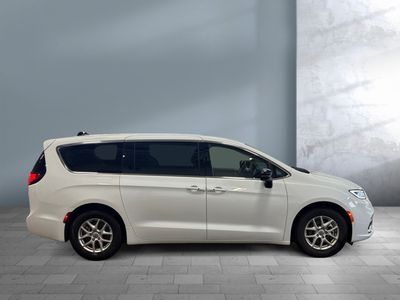 2024 Chrysler Pacifica — photo 7 view